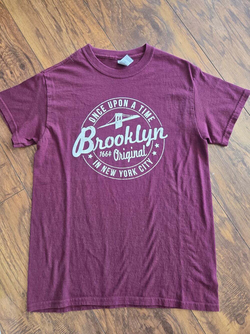 Gildan Heavy Cotton Mens Small Brooklyn New York Graphic T Shirt Burgundy